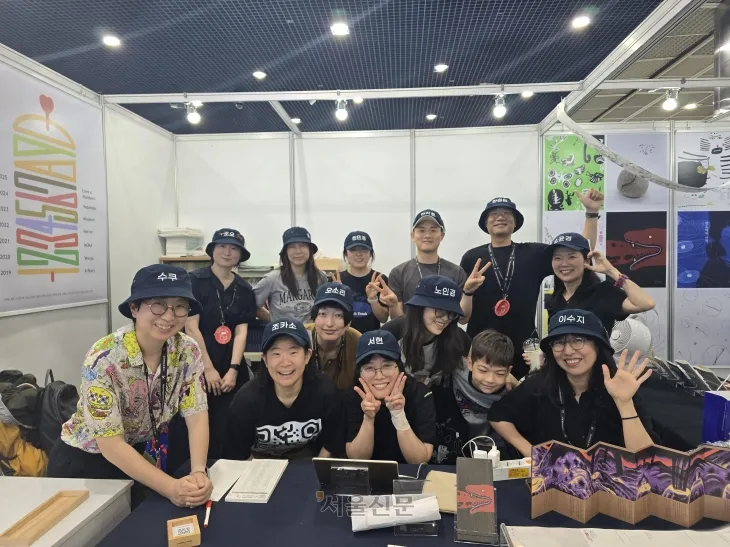 서울국제도서전에 마련된 바캉스 프로젝트 부스에서 만난 작가들. 윤수경 기자