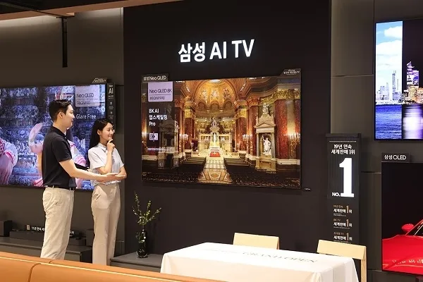 △ 삼성스토어 신세계 강남 방문 고객이 전문 매니저에게 삼성 AI TV에 대한 설명을 듣고 있다.