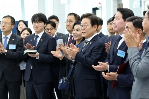 [속보] 대통령실 “코스피 3000 돌파, 새 정부 기대감…막중한 책임감 느껴”