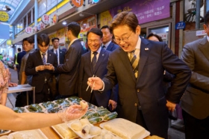 [포토] 이재명 대통령, 울산 전통시장 깜짝 방문