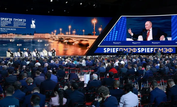 20일(현지시간) 러시아 상트페테르부르크 엑스포포럼 컨벤션 전시 센터에서 열린 제28회 국제경제포럼(SPIEF) 본회의에서 청중들이 블라디미르 푸틴 러시아 대통령의 발언을 듣고 있다. 2025.6.20 상트페테르부르크 로이터 연합뉴스
