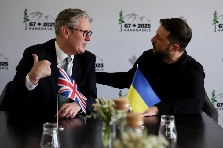 17일(현지시간) 볼로디미르 젤렌스키 우크라이나 대통령과 키어 스타머 영국 총리가 캐나다 앨버타주 카나나스키스에서 열린 주요7개국(G7) 정상회의에서 양자회담에 나서고 있다. 2025.6.17 로이터 연합뉴스