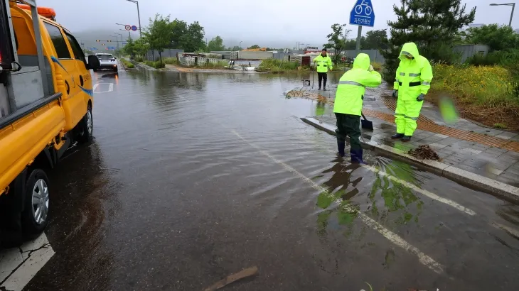 인천 중구 운남동의 한 도로에서 인천시설공단 관계자들이 장맛비에 침수된 도로의 빗물받이에 쌓인 낙엽 등을 청소하고 있다. 연합뉴스