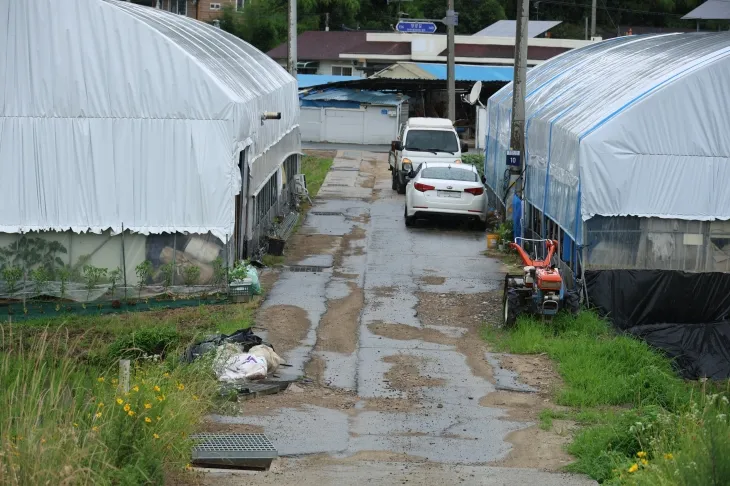 지난해 7월 집중 호우로 갑천 제방이 무너지며 침수 피해를 입은 대전 서구 용촌동 정뱅이마을에 있는 도로 아스팔트가 일부 깨져 있다. 연합뉴스