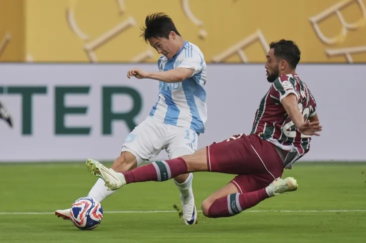 울산 HD 엄원상이 22일(한국시간) 미국 뉴저지주 이스트 러더퍼드의 메트라이프 스타디움에서 열린 2025 국제축구연맹(FIFA) 클럽월드컵 조별리그 F조 플루미넨시(브라질)와의 2차전에서 크로스를 올리고 있다. AP 연합뉴스