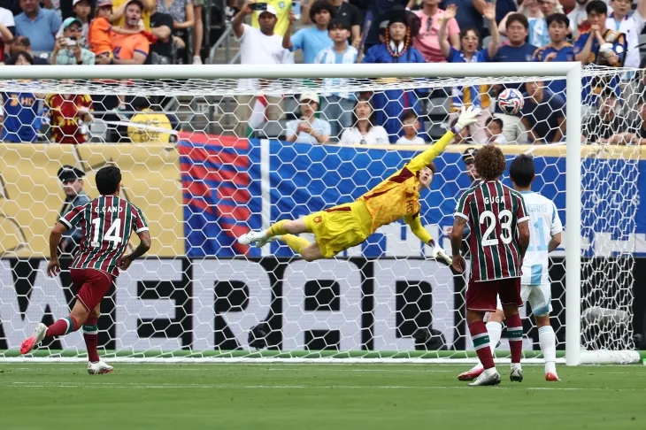 울산 HD가 22일(한국시간) 미국 뉴저지주 이스트 러더퍼드의 메트라이프 스타디움에서 열린 2025 국제축구연맹(FIFA) 클럽월드컵 조별리그 F조 플루미넨시(브라질)와의 2차전에서 프리킥으로 실점하고 있다. AFP 연합뉴스