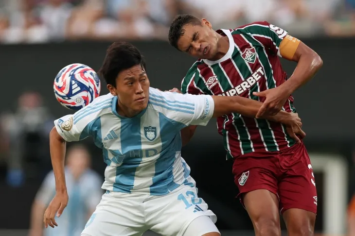 울산 HD 허율이 22일(한국시간) 미국 뉴저지주 이스트 러더퍼드의 메트라이프 스타디움에서 열린 2025 국제축구연맹(FIFA) 클럽월드컵 조별리그 F조 플루미넨시와의 2차전에서 치아구 시우바와 경합하고 있다. AFP 연합뉴스