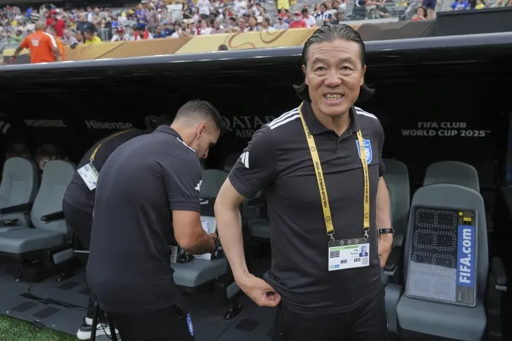 김판곤 울산 HD 감독이 22일(한국시간) 미국 뉴저지주 이스트 러더퍼드의 메트라이프 스타디움에서 열린 2025 국제축구연맹(FIFA) 클럽월드컵 조별리그 F조 플루미넨시와의 2차전을 앞두고 선수들을 바라보고 있다. AP 연합뉴스