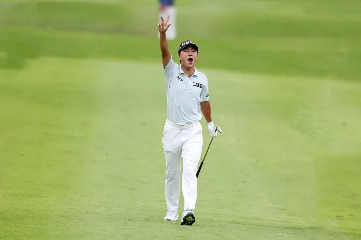 옥태훈이 22일 경남 양산의 에이원CC(파71)에서 열린  제68회 KPGA 선수권대회(총상금 16억원) 대회 마지막 날 4라운드에서 3번 홀에서 이글을 기록한 뒤 손가락으로 셋을 가리키며 환호하고 있다. KPGA 제공