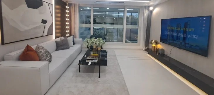 채광과 개방감을 극대화한 ‘J-ART THE 영광’ 전용 84㎡ 거실 전경.