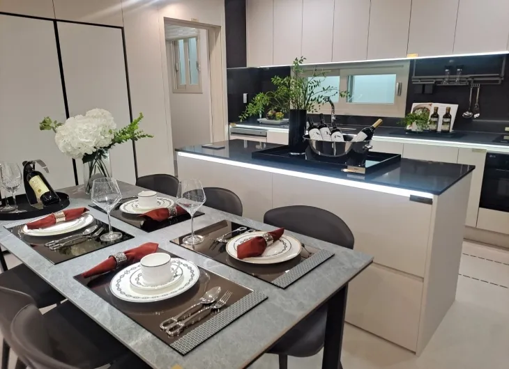 실용성과 동선 효율을 고려한 ‘J-ART THE 영광’의 현대적 감각의 주방 공간.