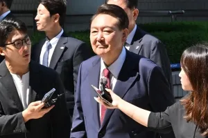 ‘내란 특검팀’ 첫 대면하는 尹, ‘묵묵부답’ 법정 출석