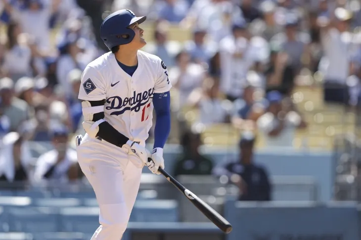 오타니 쇼헤이(LA 다저스)가 23일(한국시간) 미국 캘리포니아주 로스앤젤레스(LA)의 다저스타디움에서 열린 2025 미국 메이저리그(MLB) 정규시즌 워싱턴 내셔널스와의 홈 경기에서 홈런을 치고 있다. AP 연합뉴스