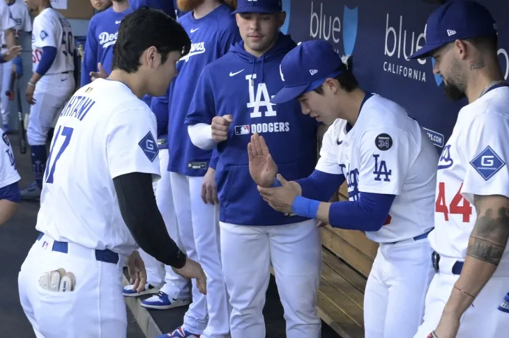 김혜성(LA 다저스)이 20일(한국시간) 미국 캘리포니아주 로스앤젤레스의 다저스타디움에서 열린 2025 미국 메이저리그(MLB) 정규시즌 샌디에이고 파드리스와의 홈 경기에서 오타니 쇼헤이와 세레머니하고 있다. 로이터 연합뉴스