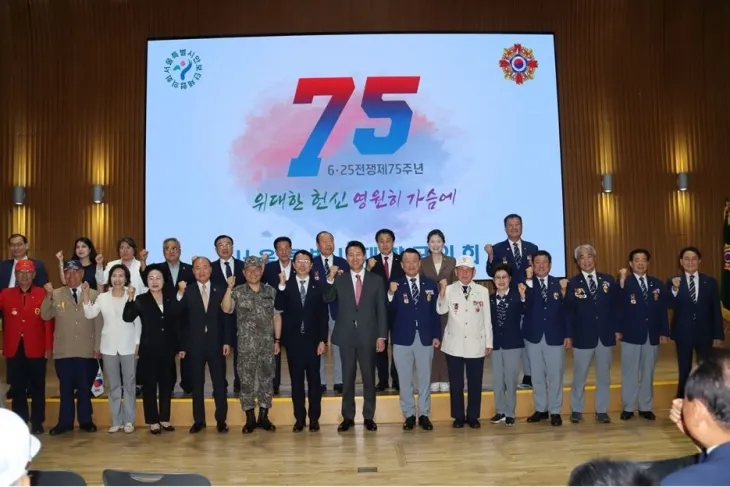 구미경 의원이(뒷줄 오른쪽에서 두 번째) 기념식에 참석해 기념촬영을 하고 있다