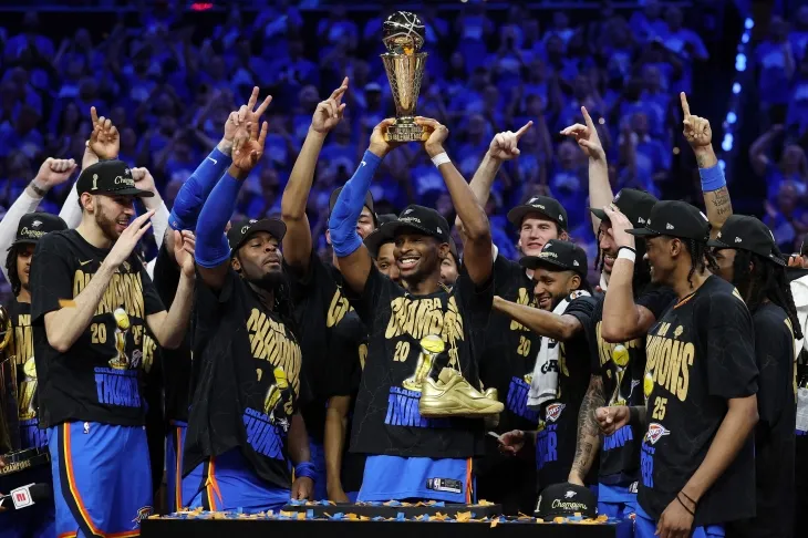 샤이 길저스알렉산더(오클라호마시티 선더)가 23일(한국시간) 미국 오클라호마주 오클라호마시티의 페이컴 센터에서 열린 2024~25 NBA 파이널(7전4승제) 7차전 인디애나 페이서스와의 홈 경기에서 103-91로 이긴 뒤 우승컵을 들며 기뻐하고 있다. AFP 연합뉴스