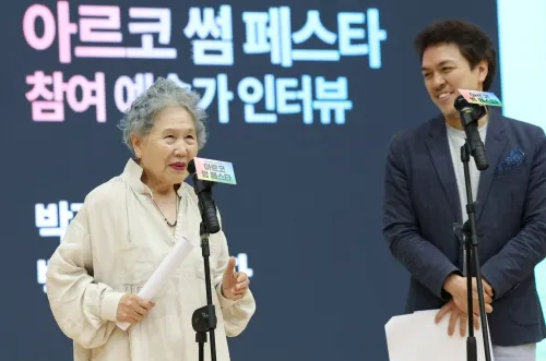 23일 서울 한국방송통신대 대강당에서 열린 ‘아르코 썸 페스타’ 간담회에서 배우 박정자(왼쪽)과 지휘자 백윤학이 축제에 대한 설명을 하고 있다. 뉴스1