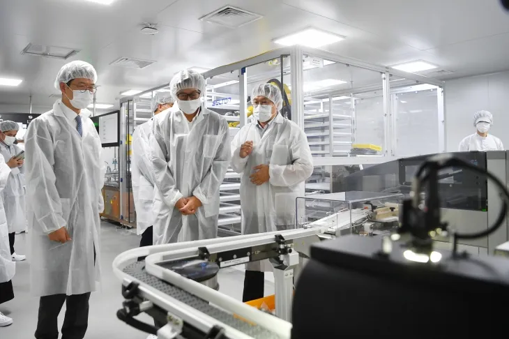 박형준 부산시장이 대우제약의 약품생사시설을 둘러보고 있다. 부산시제공
