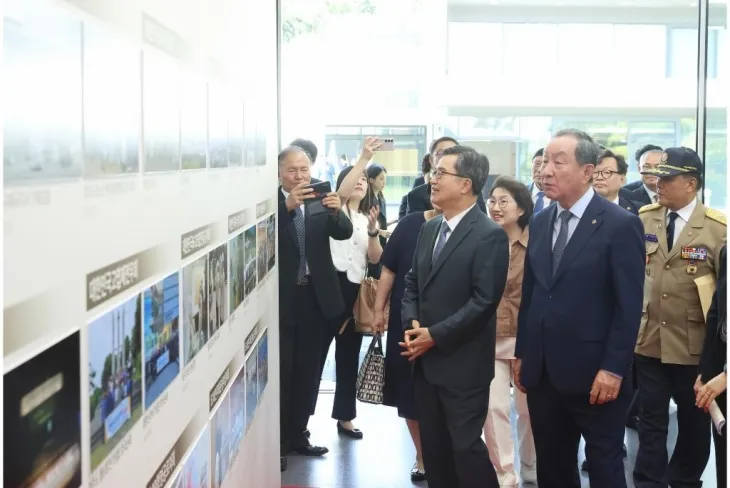23일 오후 도담소에서 열린 경기도 보훈단체장 오찬 간담회에서 김동연 경기도지사와 도내 13개 보훈단체 경기도지부장 등이 보훈단체 활동사진을 관람하고 있다. (경기도 제공)