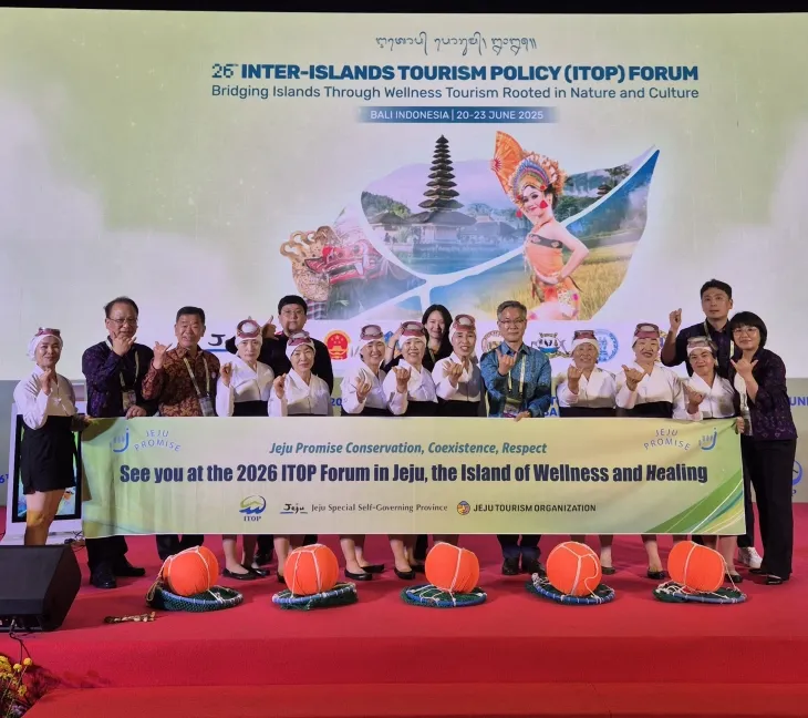 진명기 제주도 행정부지사가 한수풀해녀보본회와 함께 20일부터 22일까지 인도네시아 발리에서 열린 제26회 섬관광정책포럼에 참석해 기념촬영을 하고 있다. 제주도 제공