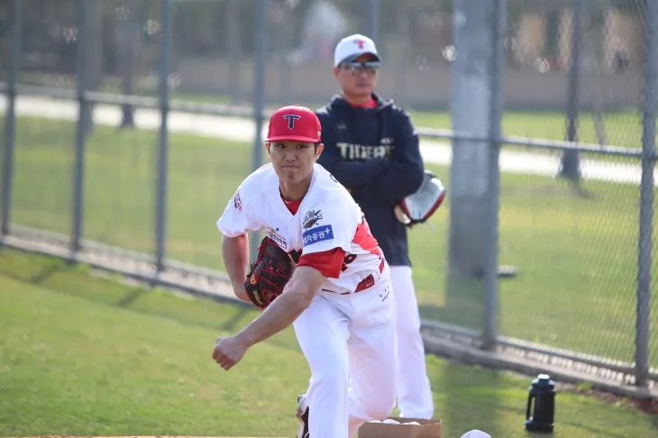 KIA 타이거즈 이의리가 지난 1월 25일 미국 어바인 스프링캠프에서 공을 던지고 있다. KIA 타이거즈 제공