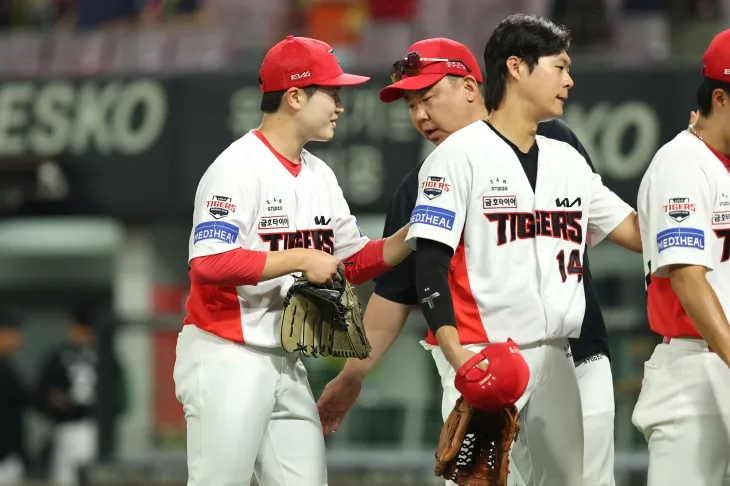 이범호 KIA 타이거즈 감독이 17일 광주 기아챔피언스필드에서 열린 2025 KBO리그 정규시즌 kt 위즈와의 홈 경기에서 데뷔전을 치른 이호민을 칭찬하고 있다. KIA 타이거즈 제공