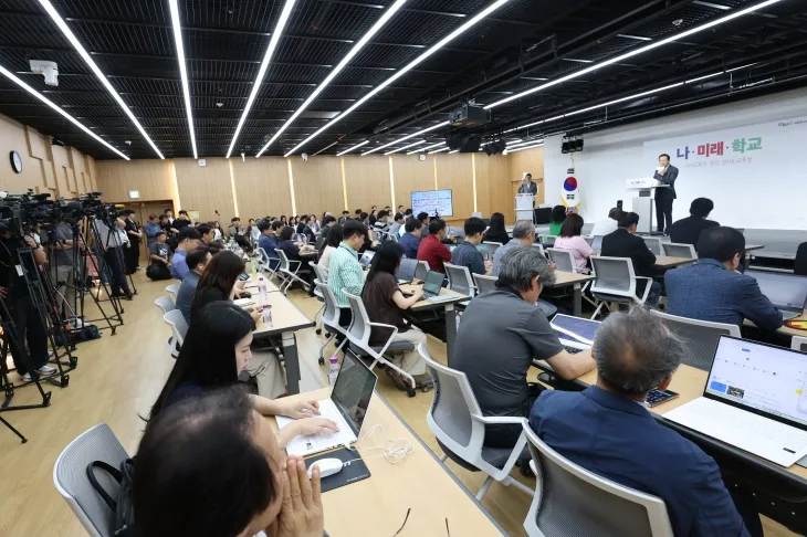 임태희 경기도교육감이 23일 취임 3주년 기자간담회에서 취재진의 질의에 답하고 있다. (경기도교육청 제공)