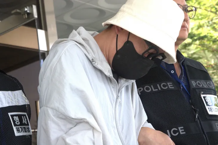 19일 경북 안동시에 있는 빈집에 들어가 여성 속옷을 훔친 혐의로 체포된 A 씨가 19일 대구지방법원 안동지청에서 영장 실질심사를 받은 후 법원을 나서고 있다. 뉴스1