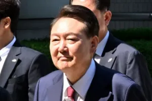 [포토] 윤 전 대통령, 내란혐의 8차 공판 출석