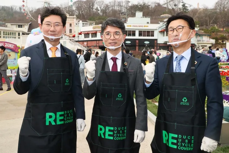 이상일 용인특례시장(왼쪽)과 김완섭 환경부 장관(가운데), 정해린 삼성물산 리조트 부문 대표가 지난 3월 25일 에버랜드에서 다회용기 사용 확대 캠페인에 참가했다. (용인시 제공)