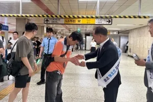 이병윤 서울시의회 교통위원장, ‘열차 내 이어폰 사용’ 지하철 에티켓 캠페인 참여