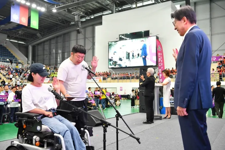 24일 강서체육공원에서 열린 장애인생활체육대축전  개막식에서  박형준 부산시장에게 참가 선수단 대표가 선서를 하고 있다. 부산시제공