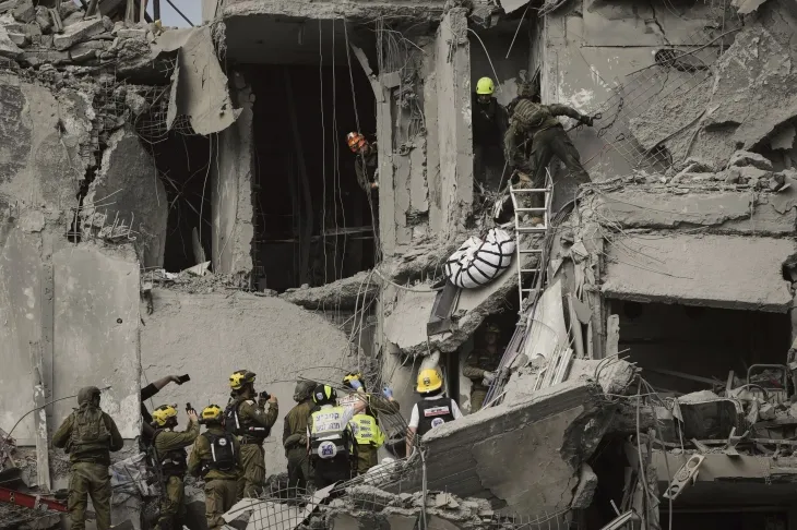 24일(현지시간) 이란의 미사일 공격으로 사망자가 발생한 이스라엘 베르셰바 주거용 건물 잔해 속에서 이스라엘 군인들과 구조대원들이 작업하고 있다. 2025.6.24 AP 연합뉴스