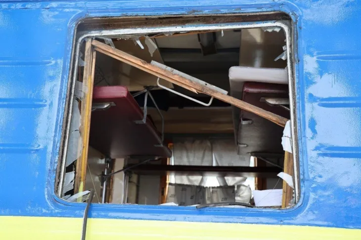 24일(현지시간) 러시아군의 탄도미사일 공격으로 드니프로페트로우스크주에서 최소 11명이 숨지고 160명이 다쳤으며, 사상자는 더 늘어날 수 있다고 볼로디미르 젤렌스키 우크라이나 대통령이 밝혔다. 사진은 이날 공격으로 파손된 민간 여객 열차. 부상자들이 흘린 핏자국이 선명하다. 500명을 태우고 달리던 열차는 미사일 공격으로 파손됐는데 다행히 사망자는 나오지 않았다. 2025.6.24 세르히 리삭 주지사