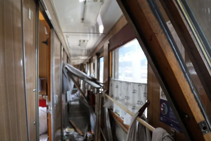 24일(현지시간) 러시아군의 탄도미사일 공격으로 드니프로페트로우스크주에서 최소 11명이 숨지고 160명이 다쳤으며, 사상자는 더 늘어날 수 있다고 볼로디미르 젤렌스키 우크라이나 대통령이 밝혔다. 사진은 이날 공격으로 파손된 민간 여객 열차 내부. 500명을 태우고 달리던 열차는 미사일 공격으로 파손됐는데 다행히 사망자는 나오지 않았다. 2025.6.24 세르히 리삭 주지사