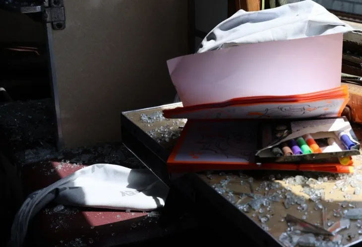 24일(현지시간) 러시아군의 탄도미사일 공격으로 드니프로페트로우스크주에서 최소 11명이 숨지고 160명이 다쳤으며, 사상자는 더 늘어날 수 있다고 볼로디미르 젤렌스키 우크라이나 대통령이 밝혔다. 사진은 이날 공격으로 파손된 민간 여객 열차 내부. 어린이 승객 물품이 눈에 띈다. 2025.6.24 세르히 리삭 주지사