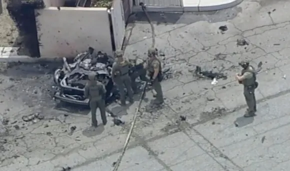 17일(현지시간) 미국 캘리포니아주 팜스프링스의 난임 클리닉에서 차량 폭발 사건이 발생한 후 경찰이 현장을 조사하고 있다. 2025.5.17 AP 연합뉴스