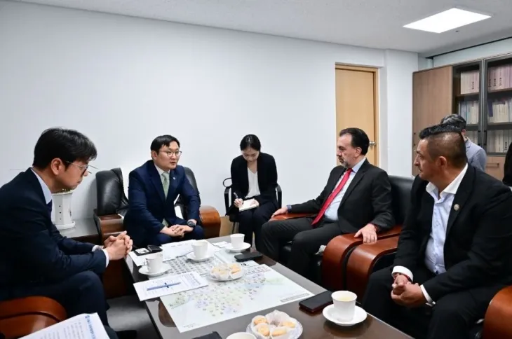 면담중인 허훈 의원과 키토시 Pabel Munoz 시장