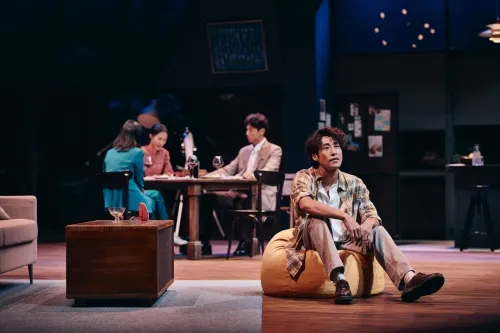 연극 ‘2시 22분’ 무대. 배우 박지연과 김지철, 양승리, 임강희 등 2023년 초연 배우가 다시 뭉쳤다. 신시컴퍼니 제공