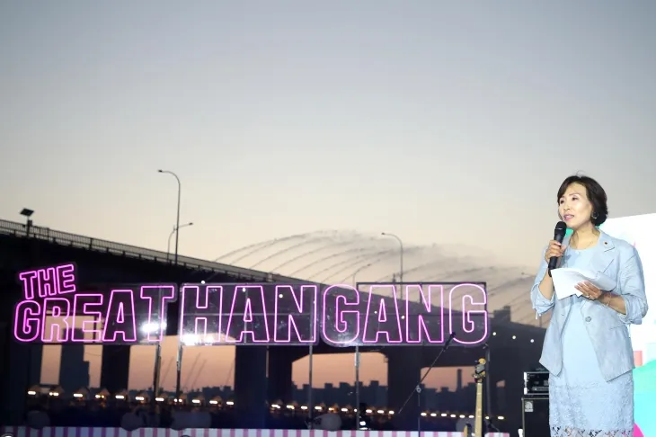 지난 22일 열린 ‘2025 차 없는 잠수교 뚜벅뚜벅 축제’ 폐막행사에 참석해 인사말을 하는 이숙자 위원장