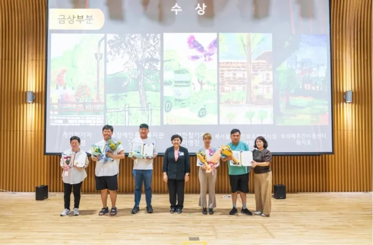 지난 24일 서울시청 8층 다목적홀에서 개최된 ‘2025 서울발달장애인사생대회’ 시상식에 참석한 김영옥 위원장