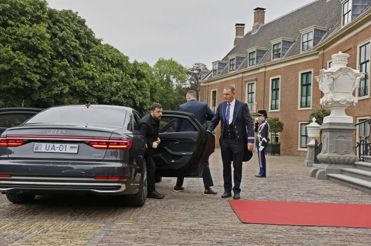 24일(현지시간) 나토(북대서양조약기구) 정상회의 참석 차 네덜란드 헤이그를 방문한 볼로디미르 젤렌스키 우크라이나 대통령이 만찬장에 도착하고 있다. 2025.6.24 헤이그 AP 연합뉴스