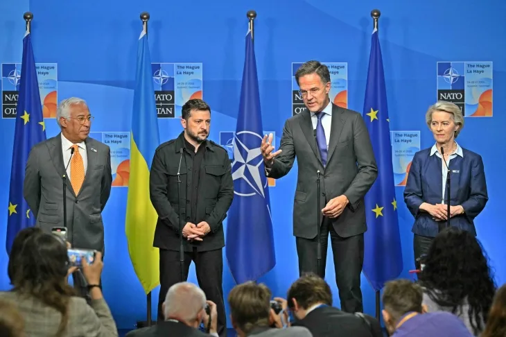 24일(현지시간) 나토(북대서양조약기구) 정상회의 참석 차 네덜란드 헤이그를 방문한 볼로디미르 젤렌스키 우크라이나 대통령이 마르크 뤼터 나토 사무총장, 우르줄라 폰데어라이엔 유럽연합 집행위원장, 안토니오 코스타 유럽연합 정상회의 상임의장과 함께 취재진 앞에 서고 있다. 2025.6.24 헤이그 UPI 연합뉴스(나토 자료)