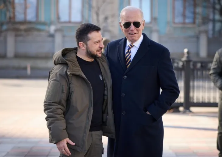 20일(현지시간) 볼로디미르 젤렌스키 우크라이나 대통령이 수도 키이우를 방문한 조 바이든 미국 대통령을 전투복 차림으로 맞이하고 있다. 2023.2.20 키이우 UPI 연합뉴스