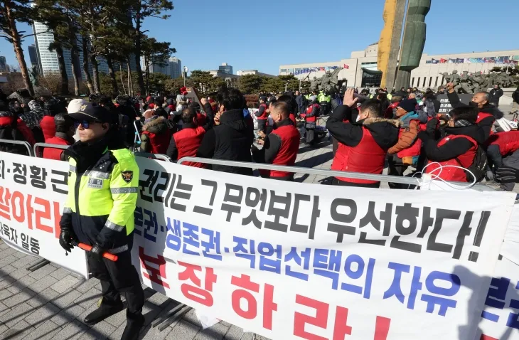 개 식용 금지법 통과를 앞둔 2023년 11월 30일 서울 용산 대통령실 앞에서 대한육견협회 등이 법 추진을 중단해달라고 촉구하고 있다. 연합뉴스