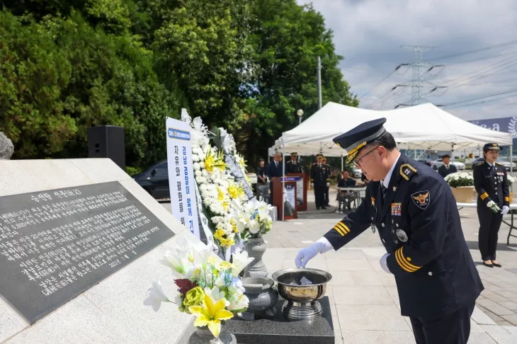 김성희 경남경찰청장이 25일 함안 경찰승전기념관에서 열린 6·25전쟁 전사경찰관 추모행사에 참석해 호국영령의 넋을 기리고 있다. 2025.6.25. 경남경찰청 제공