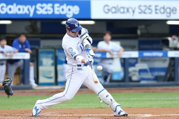 삼성 라이온즈 박병호가 지난 19일 대구 삼성라이온즈파크에서 열린 2025 KBO리그 정규시즌 두산 베어스와의 홈 경기에서 홈런을 치고 있다. 삼성 라이온즈 제공