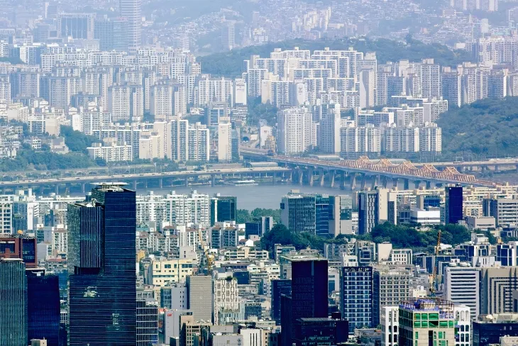 22일 경기도 성남시 청계산 매바위에서 바라본 서울 강남구(아래)와 한강 이북 아파트 단지. 2025.6.22 연합뉴스