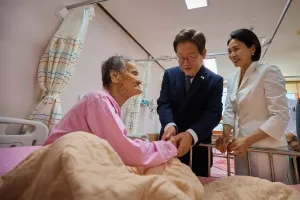 대통령 부부, 소록도병원 첫 방문… ‘대선 후 다시 오겠다’ 약속 지켰다