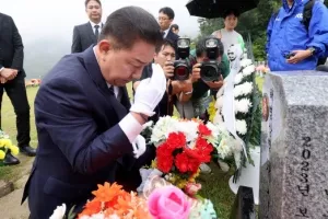 [포토] ‘채상병 묘역 찾은’ 김병기